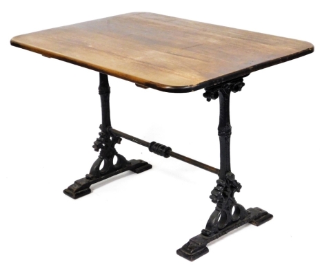 A Victorian mahogany topped Grantham pub table, raised on a cast iron base, 73cm high, 104cm wide, 75cm deep.