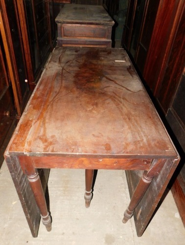 An early 19thC mahogany drop leaf table, on six turned tapering legs, 136cm wide.