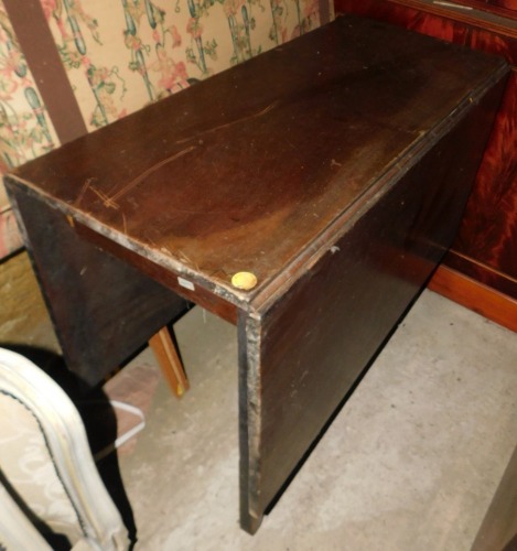 An early 19thC mahogany drop leaf table, on square tapering legs, 92cm wide.