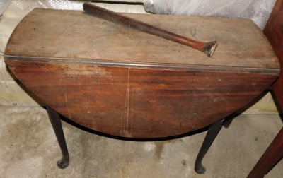 A George II mahogany drop leaf table, with an oval top, on turned tapering legs with pad feet, 100cm wide.