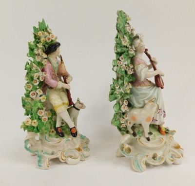 A pair of 19thC Continental porcelain figure groups in Derby style, depicting male and female playing musical instruments, bagpipes and banjo, on scroll painted base, unmarked, 20cm high. - 4