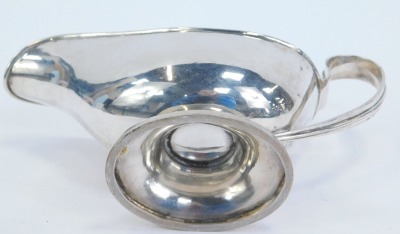 A George V silver sauce boat, of plain design with stylised rat tail handle, and raised on a tapered oval foot, Birmingham 1915, 2.68oz. - 4