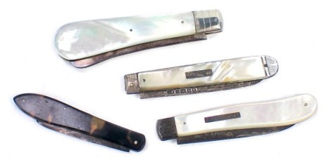 Four Victorian and later silver folding fruit knives, comprising two Victorian knives with mother of pearl handles, and another with inlaid simulated tortoiseshell and an Edwardian folding fruit knife, with mother of pearl handle. (4)