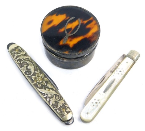 A silver and tortoiseshell topped wishbone trinket box, hall marks rubbed, 4cm wide, a silver and mother of pearl handled penknife, and a silver plated penknife. (3)