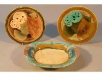 A pair of Minton's Majolica plates and dish in the Art Nouveau manner (af)