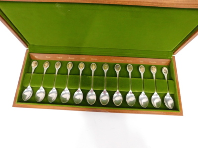 A Queen Elizabeth II John Pinches Royal Horticultural Society silver spoon set, to include rose, 12cm long, Sheffield 1974, 9.5oz, cased. - 2