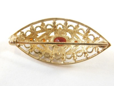 A 9ct gold garnet set pierced elliptical brooch, 3.9g all in. - 2