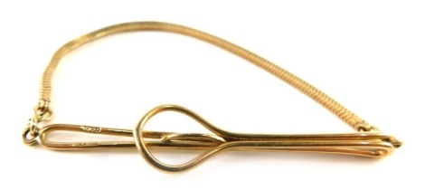 A 9ct gold gentleman's tie clip with chain, 6.9g all in.