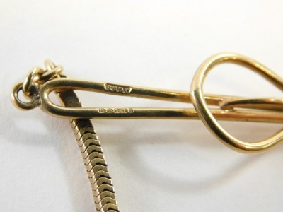 A 9ct gold gentleman's tie clip with chain, 6.9g all in. - 2