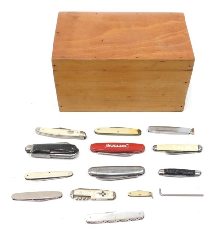 Various pen knives, folding knives, Dectomax knife with several blades when closed 8cm long, various other bone handle, plastic, chrome plated and other pen knives, one with corkscrew attachment etc. (a quantity contained in a wooden box)