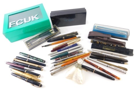 Various pens, pen sets, Parker ball point, in brushed metal, 13cm long, various fountain pens, a green and black marble example, nacre style case, other fountain pens, Osmiroid etc. (a quantity)