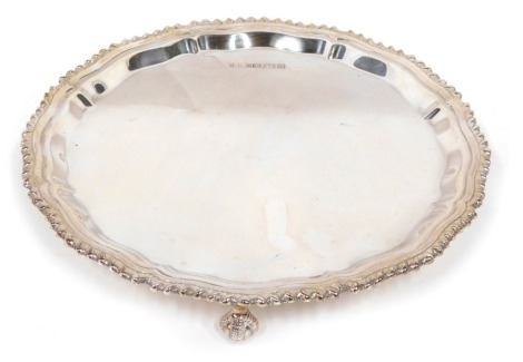 An Elizabeth II silver pie crust salver, by H. L. Brown and Sons, with plain centre, on ball and claw feet, Sheffield 1997, 21cm wide, 11.8oz.