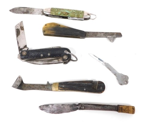 Various penknives, folding knives, horn handled example, 8cm long, etc. (a quantity)