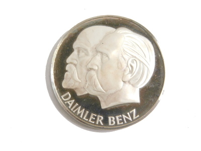 A cased Daimler Benz Mercedes Benz coin, marked Feinsilber 1000/000, 4cm diameter, cased.