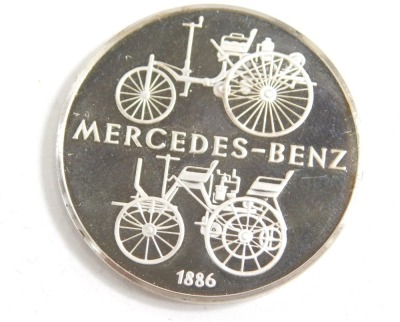 A cased Daimler Benz Mercedes Benz coin, marked Feinsilber 1000/000, 4cm diameter, cased. - 2