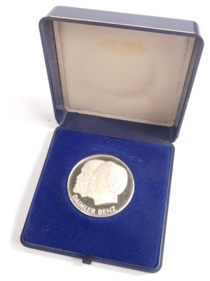 A cased Daimler Benz Mercedes Benz coin, marked Feinsilber 1000/000, 4cm diameter, cased. - 3