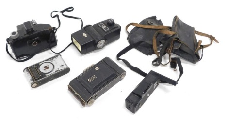 Various cameras and related items, a Flash Master camera, 10cm high, a Vest pocket camera, etc. (a quantity)