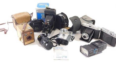 Various cameras, a Vivitar Zoom 3500, Voighander Perkeg I camera, 10cm high, various other folding cameras, etc. (a quantity)