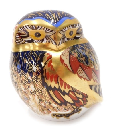 A Royal Crown Derby paperweight ornament Owl, gilt stopper, numbered beneath, 8cm high.