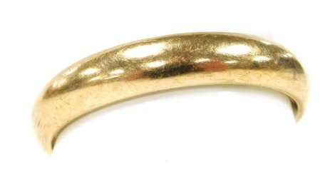 A 9ct gold wedding band, size X, 5.9g.