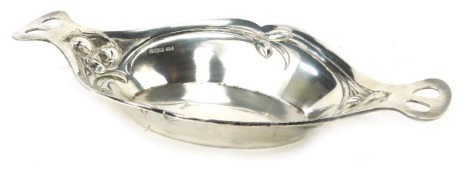 An Edward VII silver dish, in Art Nouveau style, of oval shaped form with pierced handles, embossed with floral motifs, Sheffield 1902, Lee & Wingfull (Henry Wingfull), 4.85oz, 24cm wide.