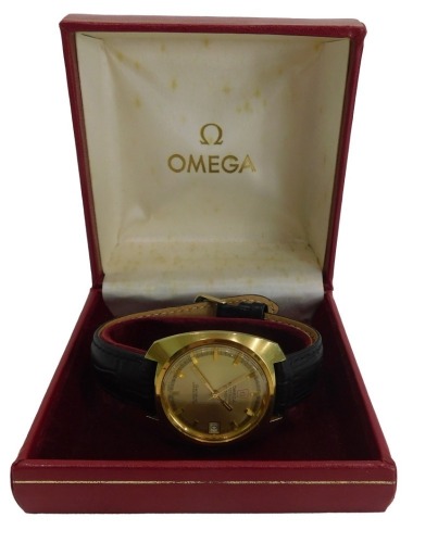 An Omega electronic F300HZ gentleman's wristwatch, in a gold finished casing, with a golden dial, date aperture and stainless steel back with black strap, 3.5cm wide, boxed.