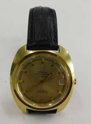 An Omega electronic F300HZ gentleman's wristwatch, in a gold finished casing, with a golden dial, date aperture and stainless steel back with black strap, 3.5cm wide, boxed. - 2