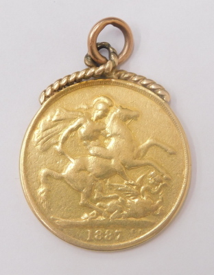 A Victorian gold £2 double sovereign, 1887, in rope twist mount, 4cm high, 17g all in. - 2