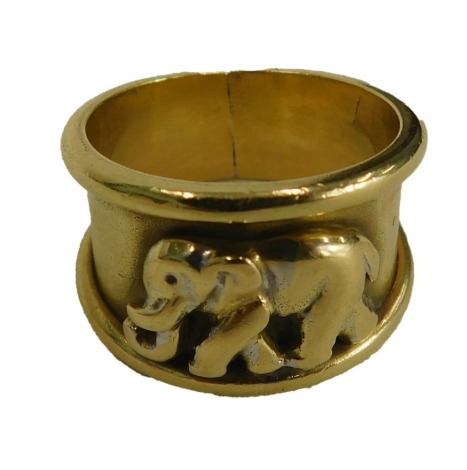 An Eastern elephant dress ring, with raised figure of an elephant with shaped ends, yellow metal stamped 750, ring size M½ , 9.1g.