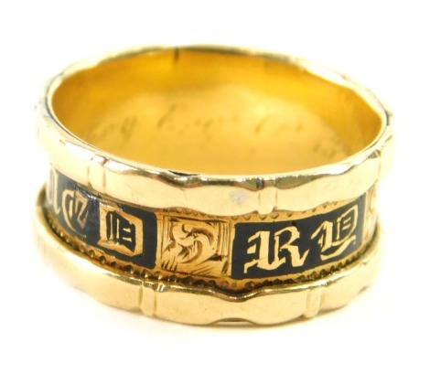 A Victorian black enamel decorated memorial ring, mark and memoriam message rubbed, size L, 4.1g.