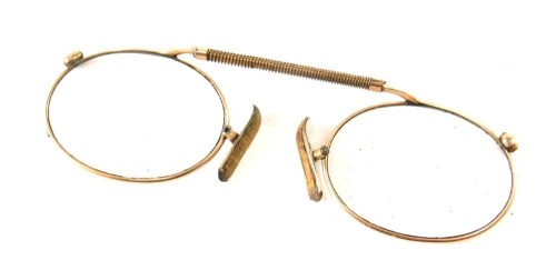 An early 20thC pince nez, spring loaded with plain rims, unmarked, 10cm wide, in Lea-Scott case.