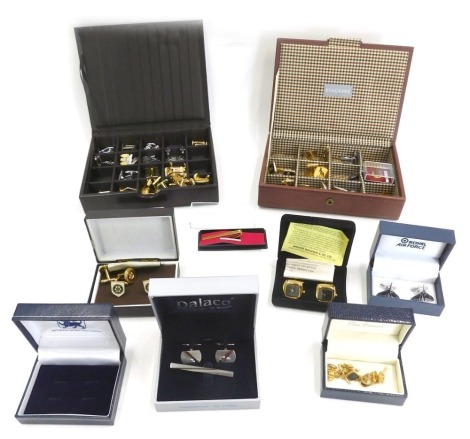 A quantity of gentleman's jewellery, comprising cuff links, collar studs, and tie clips. (1 tray)