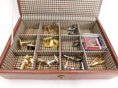 A quantity of gentleman's jewellery, comprising cuff links, collar studs, and tie clips. (1 tray) - 2