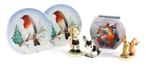 A pair of Goebel wildlife plates, a Goebel Michelangelo vase, two Hummel figures and a rabbit. (6)