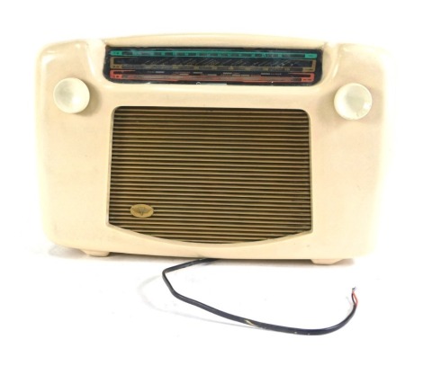 A Kolster-Brandes Limited cream Bakelite valve radio, 39cm wide.