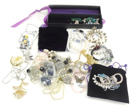 A group of costume jewellery, comprising drop earrings, plated necklaces, faux pearl necklaces, parrot brooch, etc. (1 tray)