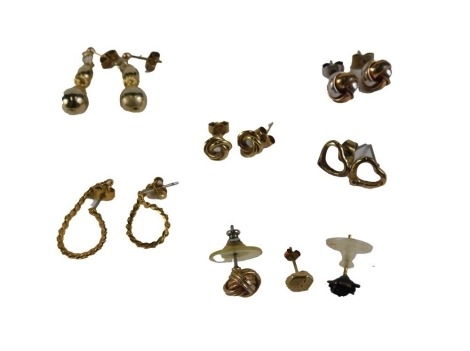 A group of 9ct gold and other earrings and loose earrings, to include knotted studs, hoop earrings, etc., 11.8g all in.