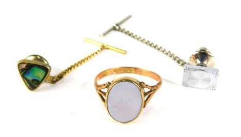 A group of gentleman's jewellery, comprising a 9ct rose gold signet ring, with later applied double agate oval panel, ring size V, 2.9g all in, and a small group of collar studs.