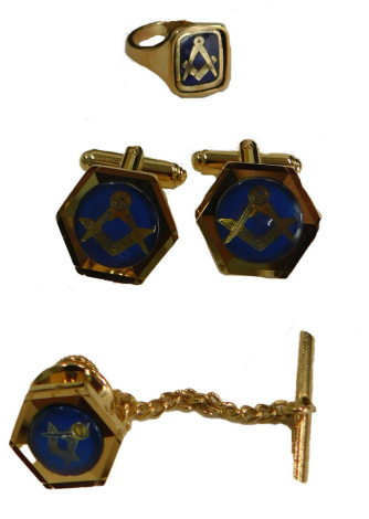 Masonic gentleman's jewellery, comprising a 9ct gold signet ring with swivel central rectangular panel, 6.5g all in, enamel set, plated cufflinks and tie pin.