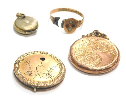 9ct gold and other jewellery, comprising two 9ct gold floral embossed lockets, a 9ct gold ring frame cut, and a plated pendant, 12.9g all in.