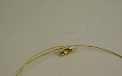 An articulated neck chain, yellow metal stamped 750 to clasp, 2.1g. - 2