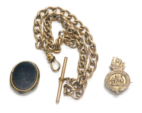 A gold plated curb link watch chain, 32cm long, a gilt agate double sided seal, a silver gilt Virtutis Fortuna Comes pin badge, and a 9ct gold partial heart brooch, 0.6g. (4)