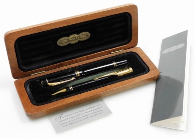 A Parker Duofold for Aquascutum pen set, comprising fountain pen with an 18ct gold nib, and a ballpoint pen, in a fitted cherry wood box. - 4