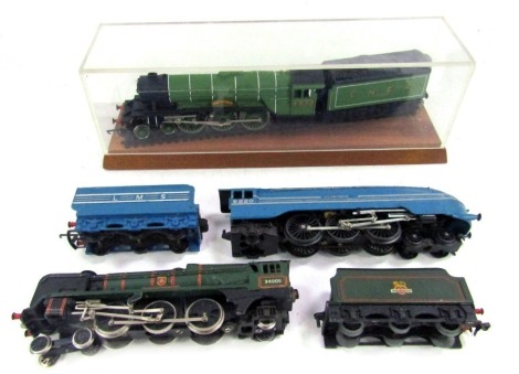 A Hornby OO locomotive, including 4472 Flying Scotsman in Doncaster Green and 34005 Barnstaple and a Tri-ang Hornby 4-6-2 Coronation Class locomotive in LMS Blue. (3)