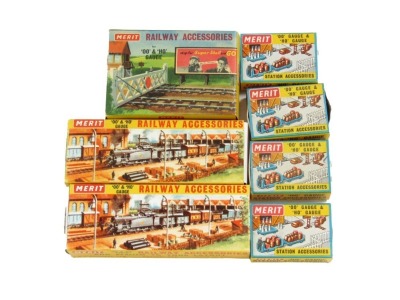 Merritt and other HO/OO gauge station accessories, comprising platform trolleys, lampposts, etc. (1 box)