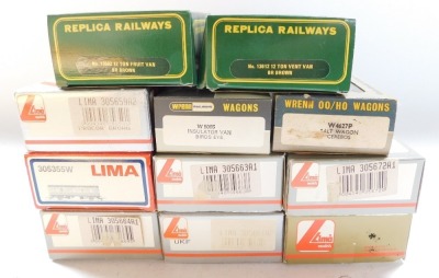 Replica Railways and Lima OO gauge rolling stock, including 13602 12 tonne fruit van, 13612 12 tonne van, BR brown livery, Lima 30566 3A1 Yeoman PTA bogie ore tipper white, Lima 305663 A1 PTA bogie ore tipper, grey, 305355W Tartan Arrow CCT Parcels van, e - 2