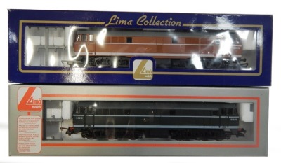 Lima Models OO gauge Class 31 diesel locomotives, including D5679, BR green with white stripe, and D5579, BR Golden Ochre, boxed. (2)