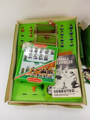 Subbuteo table soccer Continental Club Edition, Subbuteo 66000 World Cup Squad and tabletop horse racing game, boxed. (2) - 2