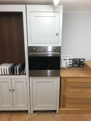 A Smeg gas oven and cabinet. Note: VAT is payable on the hammer price of this lot at 20%.
