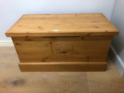 A pine toy or blanket box. Note: VAT is payable on the hammer price of this lot at 20%.